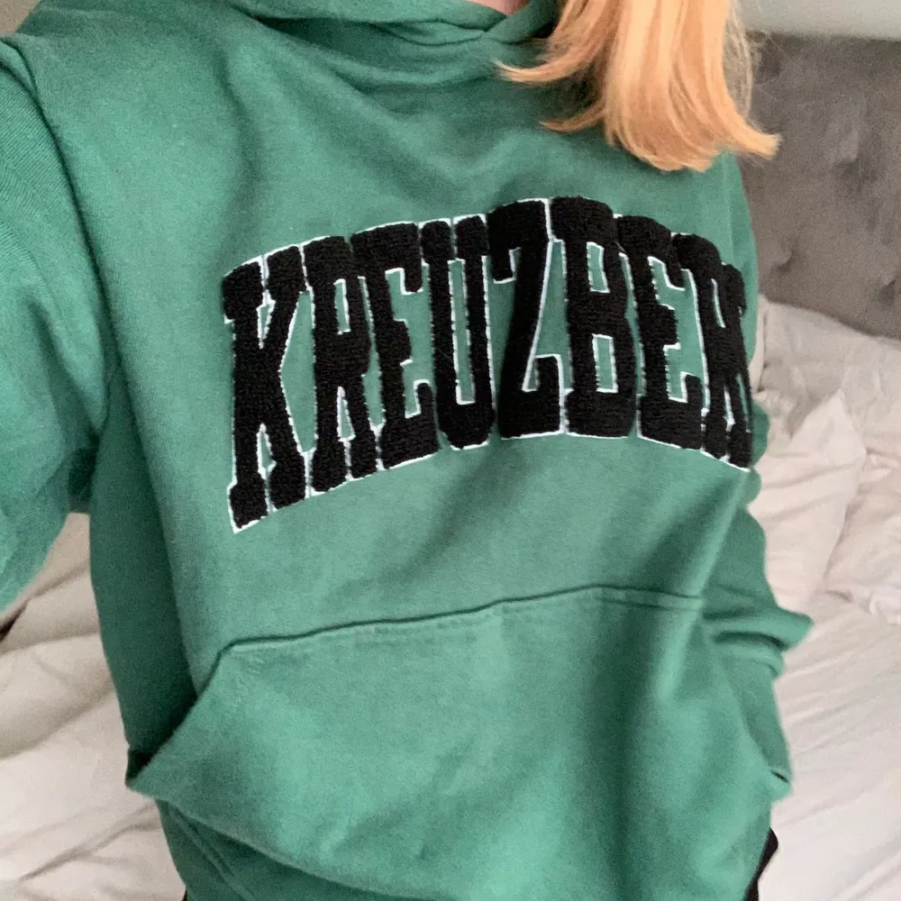 Slutsåld Hoddie ifrån asos🌷. Ganska stor i storleken, tröjan är i storlek xs, men passar allt från xs-m. Hoodies.