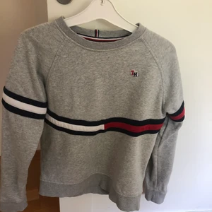 sweatshirt från Tommy Hilfiger - sweatshirt från Tommy Hilfiger i storlek 164💕säljs för 20kr+frakt som köpare står för, betalning sker via swish