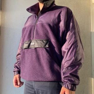 Adidas Fleece Parka XL - Lila Adidas Fleece Parka i nyskick förutom ett mindre brännmärke på framsidan. Det syns dock inte på grund av hur jackan faller när den är åtdragen! Storleken är XL men kan lätt rockas av någon med M eller L bara att den blir lite baggy. 