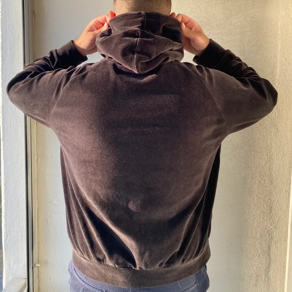 Svart hoodie från Weekday i velour. Den är i mycket fint skick. Stort plus att alla kommer vilja krama en för att den är så fkn mysig!!!!!. Hoodies.