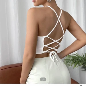 Topp från shien - Helt oanvänd då jag råkade beställa två stycken 😝passar flera storlekar då man kan reglera i ryggen hur stor den ska vara :)