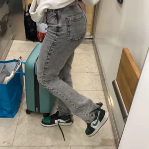 Grå Jeans Zara - Intressekoll på dessa populära grå jeansen från zara, säljer ändast vis bra pris. Storlek 34