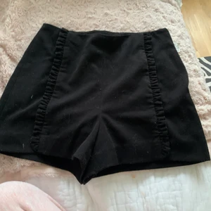 Zara shorts - Jag säljer mina Zara shorts eftersom dem inte passar mig längre. Fint skick och inte sönder något alls. Passar perfekt till någon fin topp. Storlek 38. Skriv till mig för mer information eller om du är intresserad. ❤️