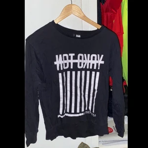 Svart tröja  - ”Not okay”. Använd 3 gånger max, skicka pm för bättre bilder!😁