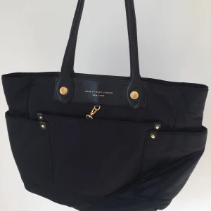 Marc Jacobs väska - Svart Marc Jacobs väska i nylon och läder, inköpt på en Marc Jacobs butik i New York. Använd få gånger och är i nyskick.