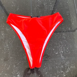 Bikini underdel - Röd bikiniunderdel från boohoo, högmidjat. Aldrig använd, storlek 36. Kostar 30 kr❤️