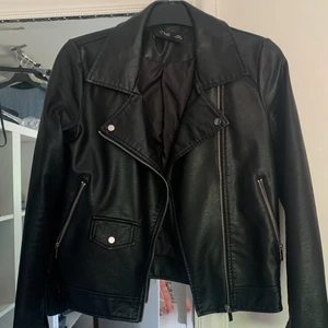 SKINNJACKA MED COOLT TRYCK - Från Chiquelle. Fraktas mot betalning, möts i borås