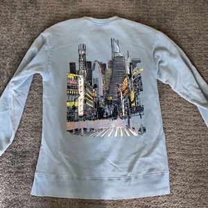 Tokyo tröja från Zara - En supernajs collage tröja från Zara som inte kommer till användning längre. På ryggen är det ett tryck på Tokyo som är as coolt. Använd få gånger. Sitter lite oversize.