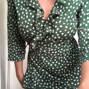 Prickig Klänning - Superfin klänning från Vero Moda i storlek XS🥰 bara använd ett fåtal gånger så den är i väldigt bra skick, säljer pga att det inte är min stil