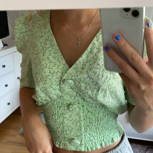 Ginatricot Isabella top  - Jättefin söt liten sommar topp ifrån Ginatricot som är oanvänd och är i storlek xxs!🤍 för fler frågor skriv privat!