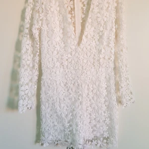 Superfin spets playsuit - Vit playsuit med spets och djup urringning, i nyskick. Stl L, 100% bomull. Betalnimg sker genom swish och köparen står för frakten😁