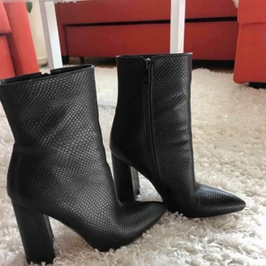Svarta boots - Ett par supersnygga och sexiga boots originellt från boohoo 😍. Används ej och därmed säljs! Hör av er via dm 