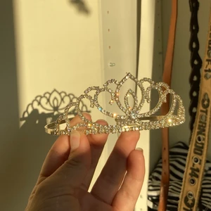tiara - Säljer denna tiaran som jag köpte på en antikloppis för några år sedan, aldrig använd. Älskar den och är osäker på om jag verkligen vill sälja den, men den ligger ändå och gör ingen nytta. Perfekt till utklädning eller om man bara vill känna sig lite fancy.