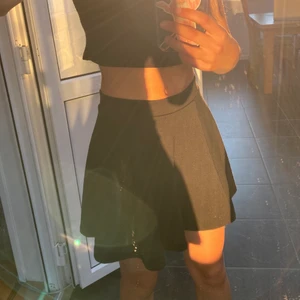 Avslappnad svart kjol - avslappnad kjol jag inte knappt använt pga inte min stil riktigt. Impulsivt köp för att bara köpa något lol. Säljer för jag inte använt den mer än en gång och ligger bara i en låda hemma 