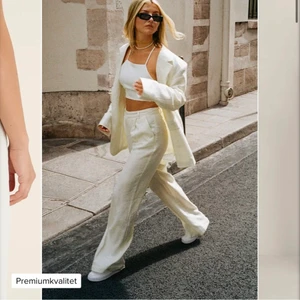 Linnebyxor - HELT NYA linnebyxor som är slutsålda på nakd, med alla etiketter kvar,(endast testade) säljer pga utgången retur. Storlek 32 men mer som 34. Köpta för 550