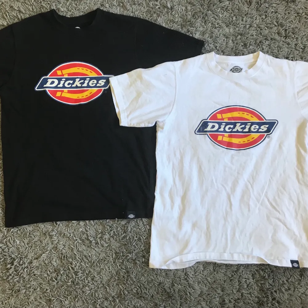 Säljer dem här 2 paren av dickies t-shirts eftersom jag inte har användning av dem längre. Båda är i storlek xs men dem passar bra på mig som har s också. :). Orginal priser är 299kr så jag säljer dem för 150kr styck (frakt ingår!).. T-shirts.