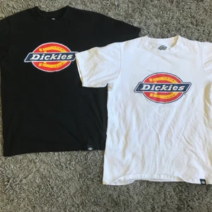 Dickies t-shirts - Säljer dem här 2 paren av dickies t-shirts eftersom jag inte har användning av dem längre. Båda är i storlek xs men dem passar bra på mig som har s också. :). Orginal priser är 299kr så jag säljer dem för 150kr styck (frakt ingår!).