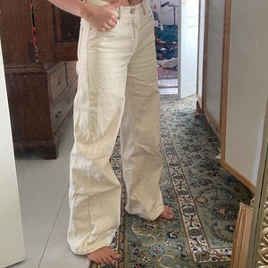 Baggy jeans - Snygga utsvängda jeans köpta för drygt ett år sedan men sparsamt använda, därav så väl som nyskick. Jag är 164cm lång