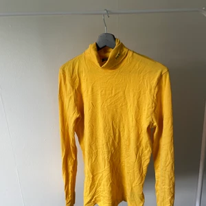 Polotröja Calvin Klein - En exklusiv gul polotröja från Calvin Klein, en utav deras finare modeller. Polotröjan går inte att hitta någonstans online med exakt denna detaljen på halsen. Tröjan sitter som en liten M/ stor S. Frakt fastlås efter bestämmelse, köparen står för frakt.📦