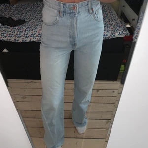 Zara-jeans - Superfina Zarajeans i storlek 36, säljer dem för de är lite stora, passar en 36-38 beroende på hur du vill att de ska sitta. De köptes i maj och har bara använt de 4-5 gånger så det är inga fel på dem. De är ”avklippta” i modellen, bild 2, så det går att klippa dem om de är för långa. Jag är 167 cm lång. Nypris 399 kr, säljer för 200kr + ev. frakt. Hör av er om ni har frågor eller vill ha fler bilder!