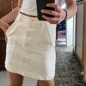 Söt kort kjol i jeans tyg med fina detaljer, köpt på arkivet men är ursprungligen från weekday.