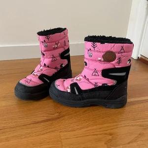 Nya vinterskor  strl 32 - Säljer ett par nya vattentäta vinterskor i strl 32, endast provade. 