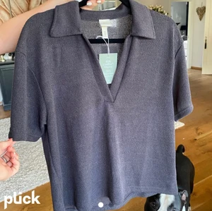 Slutsåld trlja - Lånad bild. En snygg slutsåld tröja i storlek M sitter jag är själv xs-s men sitter jätte bra på mig den är i grå färh