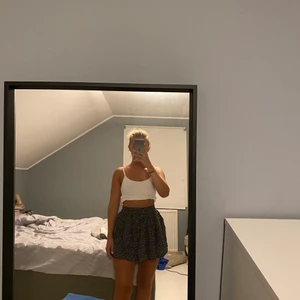 Kjol - Hej, säljer en kjol från mango i xs. Super fin och har dessutom fickor så alltså en helt perfekt kjol. Men tyvärr är den för liten för mig då jag skulle behöva en small eller medium. Så om någon har en small eller medium och vill sälja hör gärna av er till mig!! Men jag säljer en XSMALL för 150kr ink spårbarfrakt.