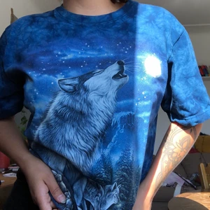 Varg T-shirt  - Batikfärgad T-shirt med vargtryck köpt på secondhand, bra skick 😊 kan mötas upp i Malmö, annars betalar köparen frakt (48kr)