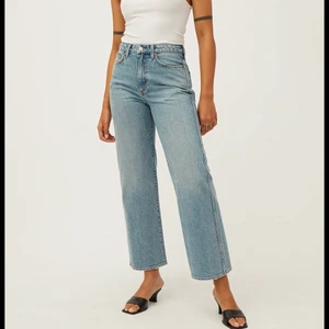 Weekday, Veer High Wide Jeans - Skitsnygga blåa jeans som är från Weekday i storlek 28, vilket passar S-M. Frakt tillkommer💕💕