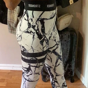 Stronger tights - Jättefina träningsthigts ifrån stronger! Sitter jättebra och är superbekväma att träna i❤️säljer pågrund av att jag nästan aldrig använt dom :) 