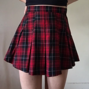 H&M pleated skirt - En rödsvart kjol från H&M divided som är perfekt nu till hösten. Säljer då den är väldigt för liten för mig. Det står storlek 36 i kjolen men den är insydd i midjan så passar en XS/34 bättre. Den är då lite mer rymlig i höft. Den har använts enstaka gånger och är i fint skick. Kan skicka fler bilder vid intresse. Första två bilderna är lånade. Frakt står i annonsen. 