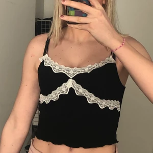 Svart linne - Svart linne med spets i storlek S men det är ganska stort och jättestreshigt så skulle nog passa M/L också. Köparen står för frakt!💕