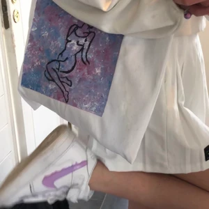 tygväska 💜💕 - Hej! säljer denna tygväskan som jag helt själv målat på. Bra med utrymme. Till sin väska får man en slumpmässig stålring (se sista bild) och lite godis om man har tur:)💜💜💜 Just denna är såld men skriv till mig om jag ska måla en till