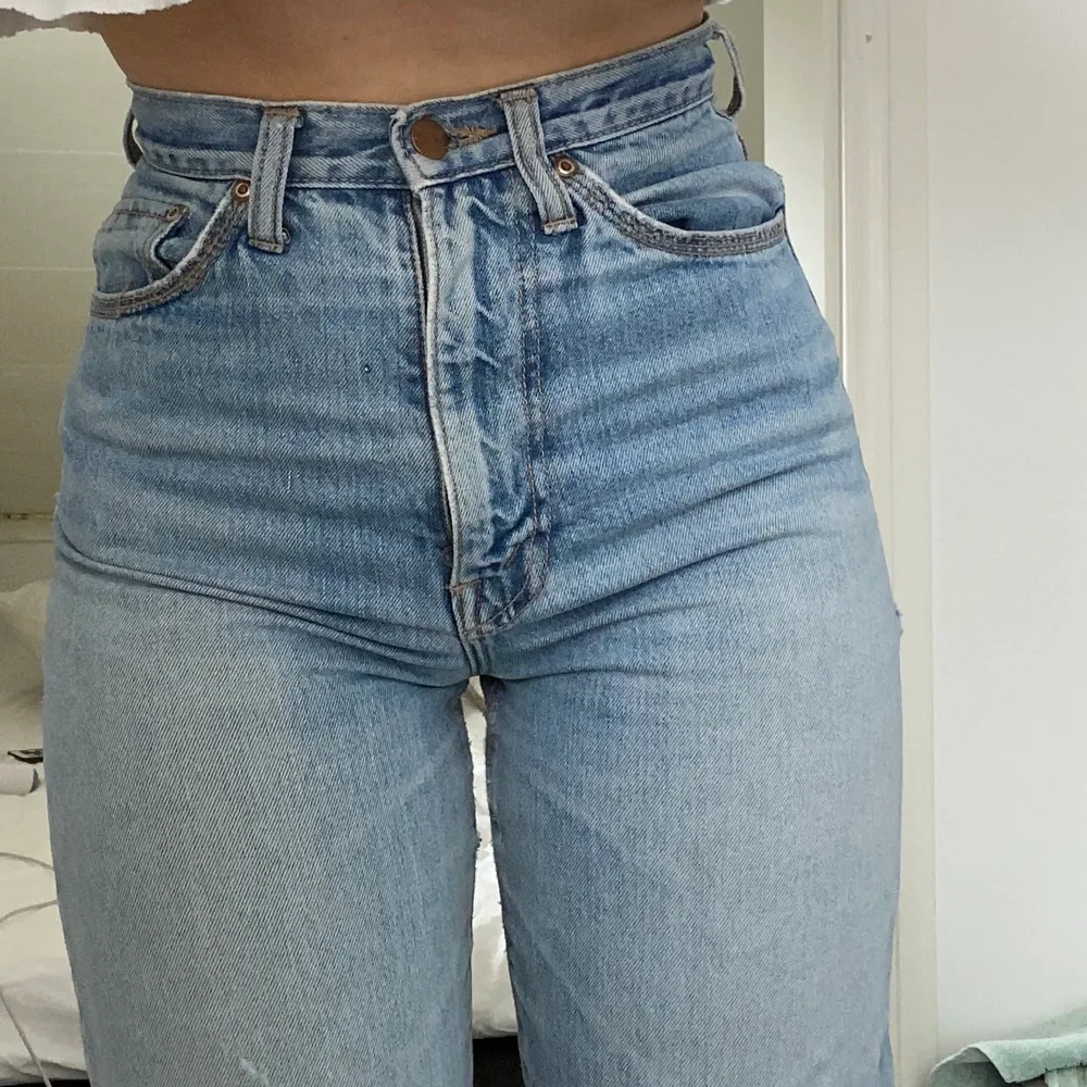 Intressekoll på min snygga jeans från gul & blå. Sitter helt perfekt i midjan och passar mig som är 162 lång.. Jeans & Byxor.