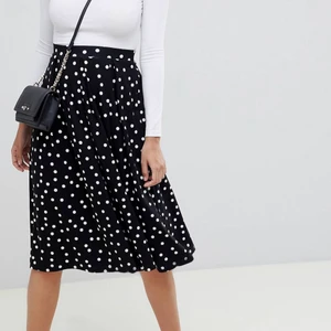 Prickig midi-kjol - Prickig midi-kjol från ASOS med veckade detaljer. Använd 2-3 gånger, därav fint skick! Köptes för 274kr, idag slut på hemsidan 🧚🏼 Stretchiga resår i midjan gör att kjolen passar en med storlek 34-38.