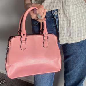 Superfin rosa väska som aldrig är använd!! Rymlig med många fack, köparen betalar frakten på 66kr