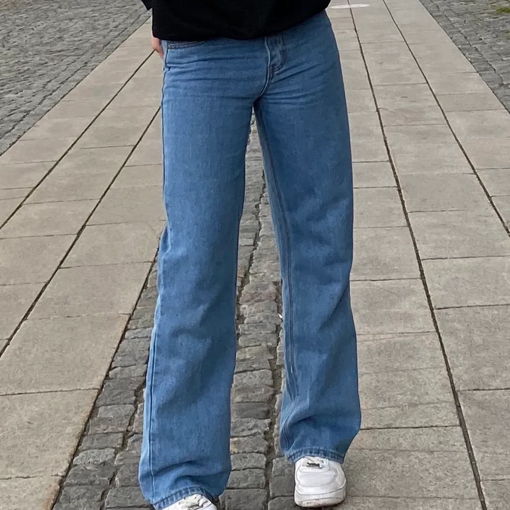 Ett par trendiga blå wide jeans som ser lite olika ut på bilderna pågrund av ljuset men de är super vackra och passar verkligen till ALLT! Säljer de då de är lite för tajta på mig!. Jeans & Byxor.