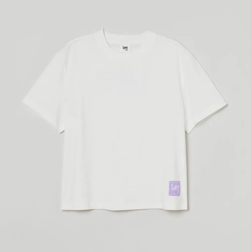 Säljer den här snygga slutsålda t-shirten från LeexH&M. Den är helt ny(lappen kvar) i storlek S men skulle säga att den även passar en XS. Köpen står för frakten🤍💜.. T-shirts.