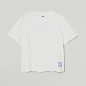 Säljer den här snygga slutsålda t-shirten från LeexH&M. Den är helt ny(lappen kvar) i storlek S men skulle säga att den även passar en XS. Köpen står för frakten🤍💜.
