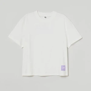 Lee t-shirt - Säljer den här snygga slutsålda t-shirten från LeexH&M. Den är helt ny(lappen kvar) i storlek S men skulle säga att den även passar en XS. Köpen står för frakten🤍💜.