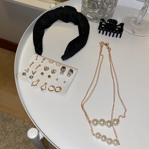 Smycken och håraccessoarer - (ENDAST HALSBANDET ÄR KVAR )Jättefina smycken och accessoarer!! 💞 Har aldrig fått användning för något av detta så därför säljer jag dessa 12 par örhängena från SHEIN, halsbandet från SHEIN, hårklämma från Ur&Penn och diadem  från Gina Tricot.  Allt kostar totalt 70 kr och gratis frakt!! 💞 vill man ha endast någon sak så står man för frakten + priset för själva grejen!! 💞