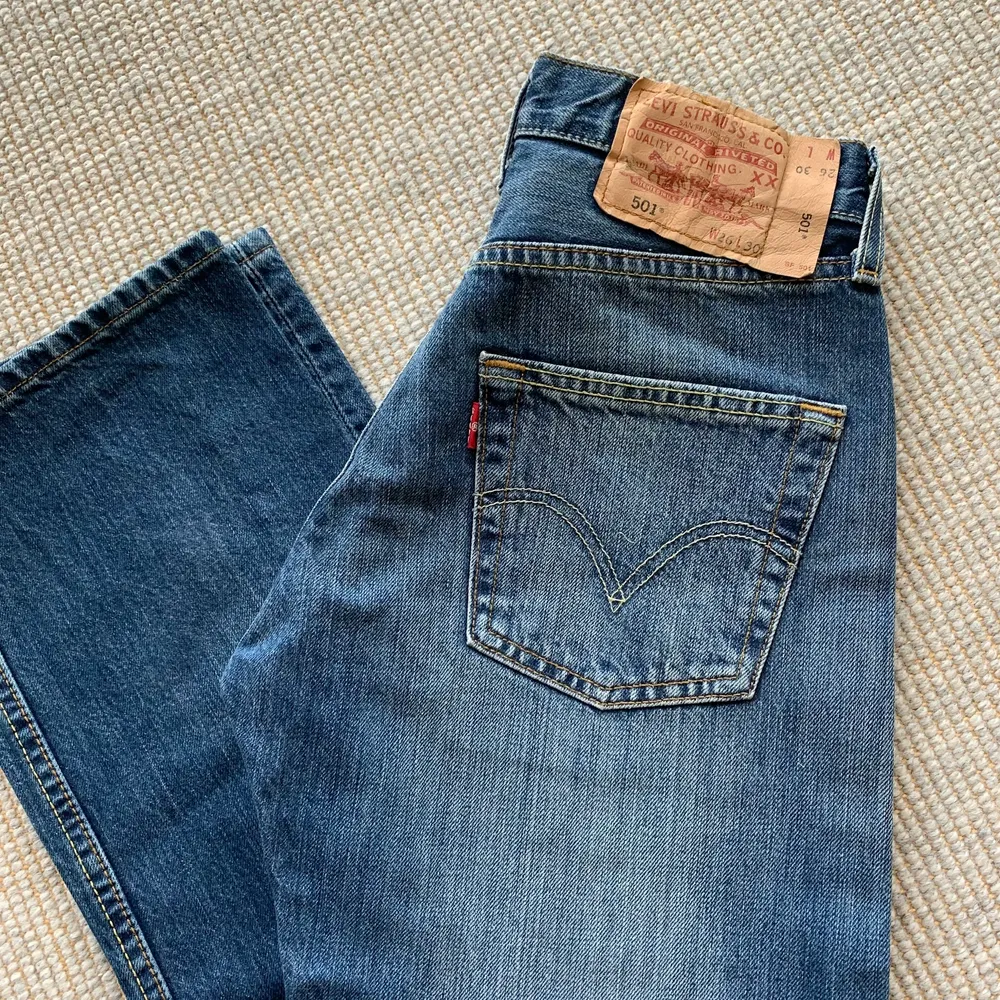 Säljer dessa vintage 501or då de tyvärr är för små för mig😢 Jättefint skick! W26 l30, men ganska små i storleken då de är vintage! . Jeans & Byxor.