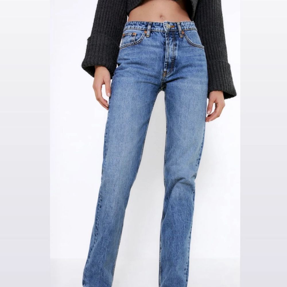 Säljer dessa supersnygga blåa jeans från Zara då de tyvärr är för små för mig. De är helt nya och med alla lappar kvar. Helt slutsålda på hemsidan!. Jeans & Byxor.