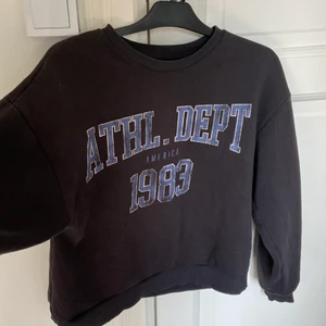 Populär Collegetröja Gina  - Använd rätt mycket men inga defekter! Kommer ej till användning längre 🖤 storlek xs men den är oversized 