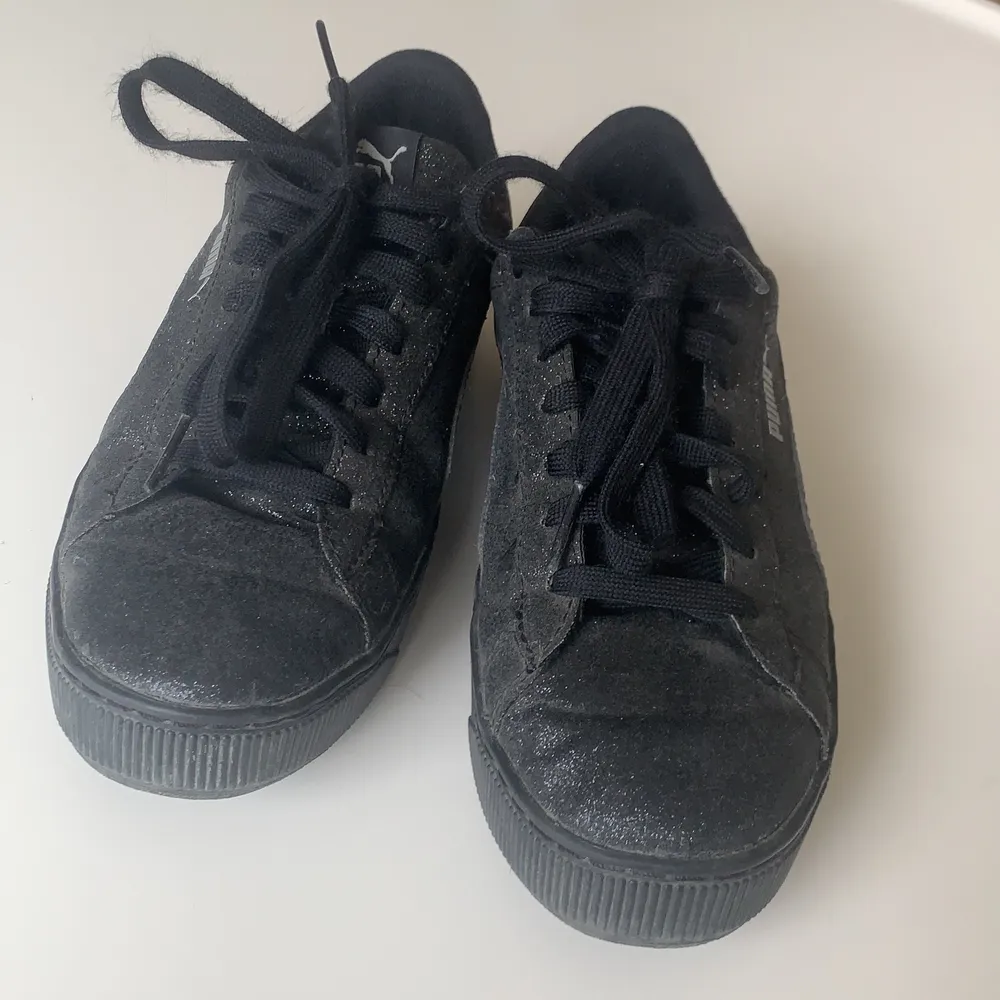 Glittriga puma skor i strl 37 svarta används ett fåtal gånger säljer för att dem inte passar             kontakta mig för mer information . Skor.