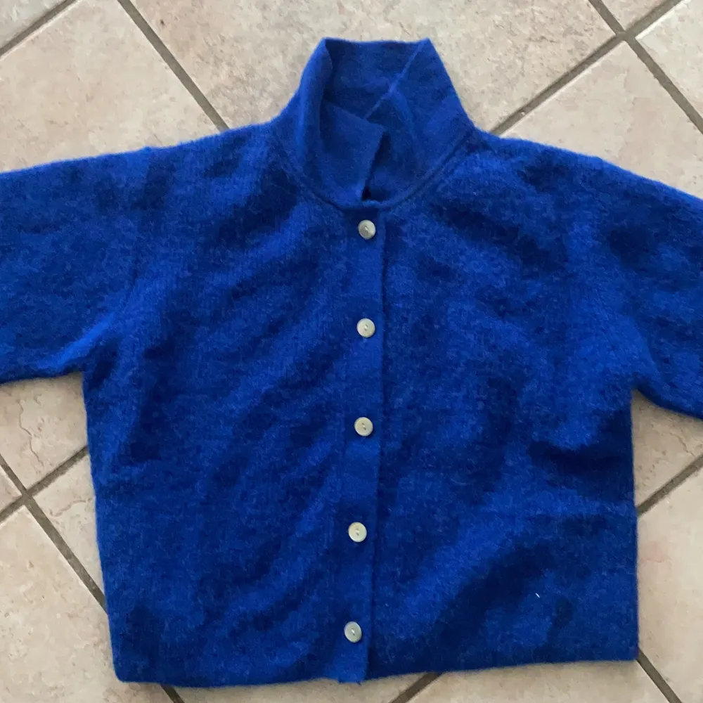 Superfin blå stickad tröja från other stories i storlek xs. . Stickat.