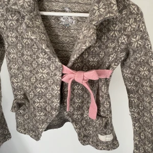 Odd Molly kofta - Odd Molly kofta i ull, ljus brun/beige, storlek 1 (motsvarar enligt mig ca 32 då den e lite liten för mig som har storlek 34)