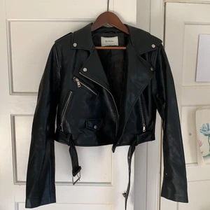 Trendig Läder jacka  - en snygg trendig vår/höst jacka från Stradivarius. Strlk L men sitter bra på mig som är S. Jätte bra skick, använd en gång💗sitter cropped 🤑