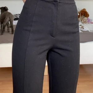 Svarta kostymbyxor med slits! - Svarta kostymbyxor med slits, de var lite ”håriga” när jag tog bilden men det tar jag bort med roller såklart innan de skickas, superbra skick, storlek XS, från Bershka!